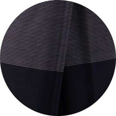 motif de sarong noir, gris avec fine ligne blanche à bande